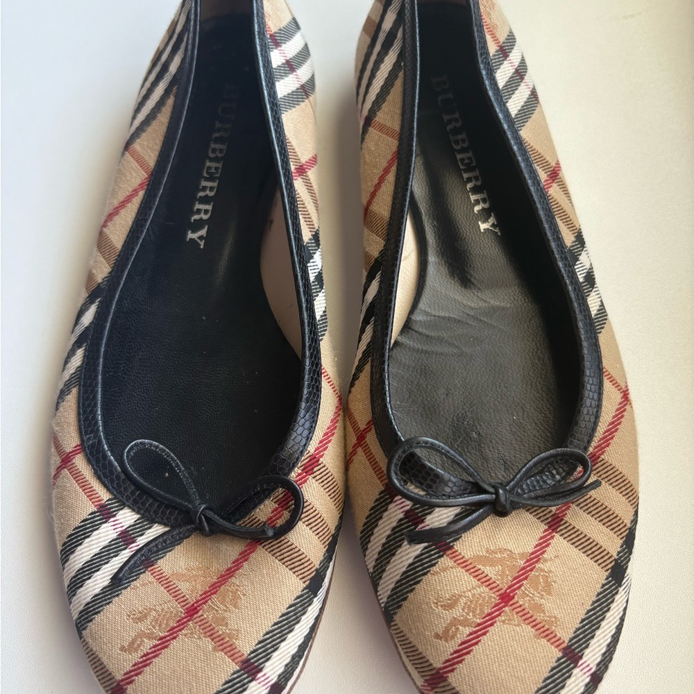 Burberry Women's Plaid Ballet Flats - Size 38 - In Excellent Condition